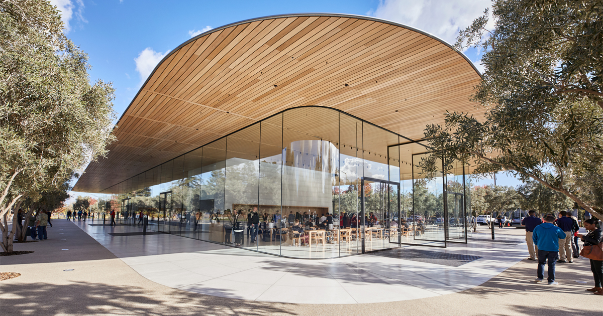 Centro de visitantes do Apple Park com fachada de vidro em Cupertino, Califórnia.