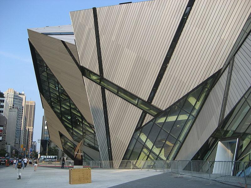 O Royal Ontario Museum em Toronto tem uma fachada moderna de cristal e arquitetura histórica.